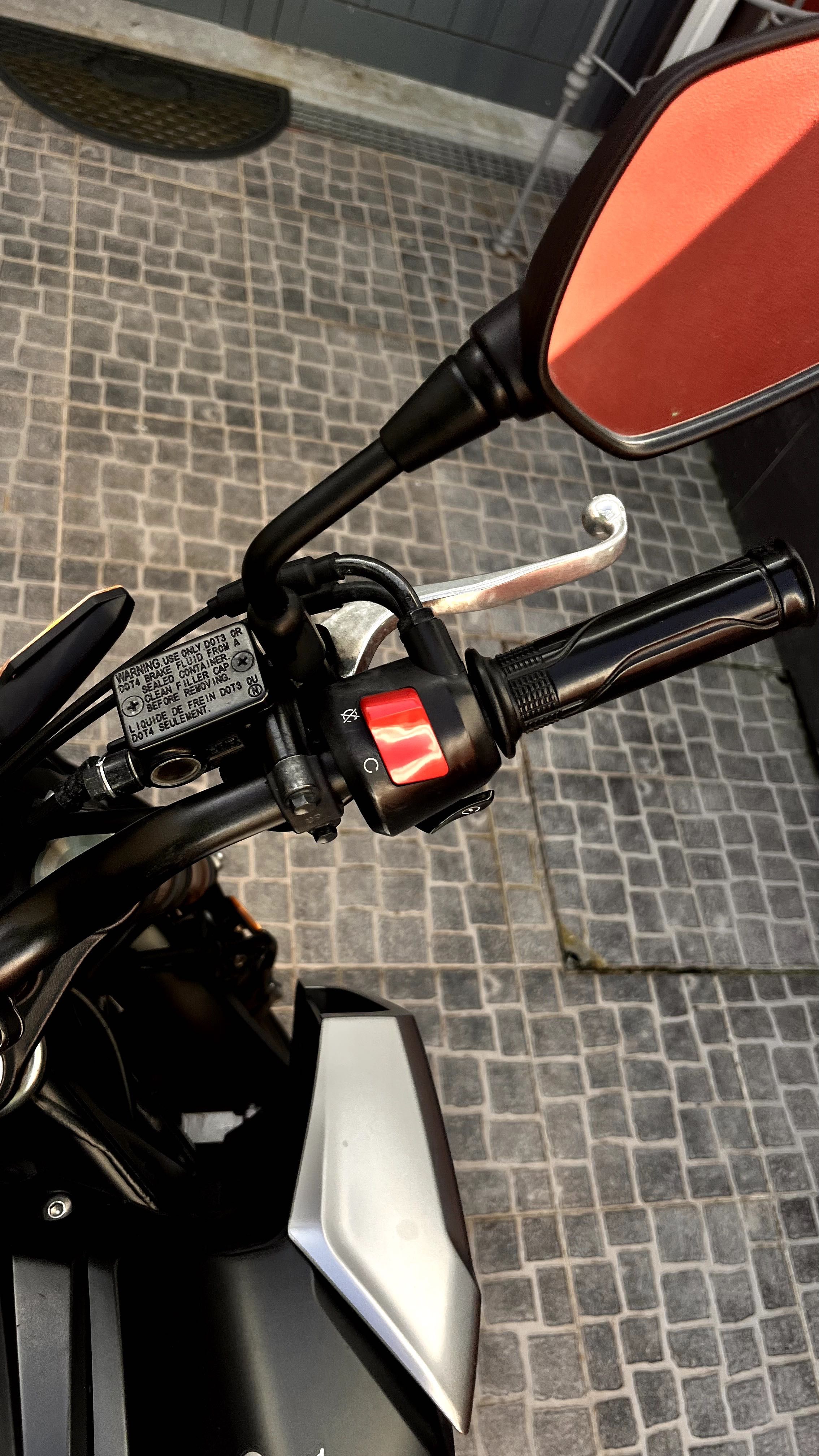 Honda CB125R Preta e cinza