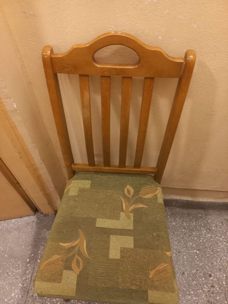 Drewniane krzesla tapicerowane