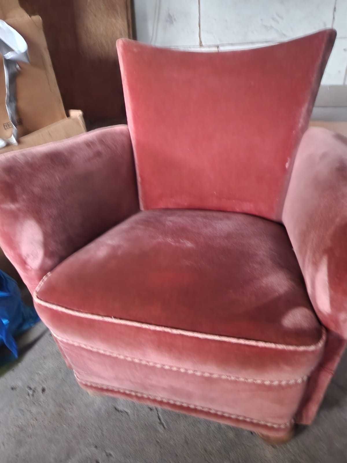 Dwa fotele w pudrowo różowym kolorze