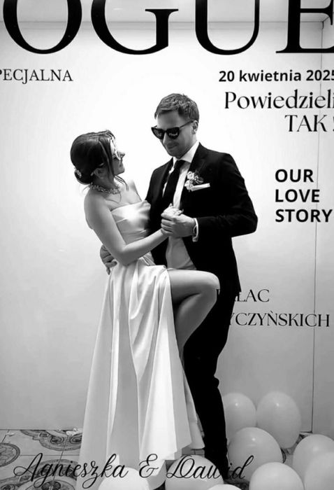 Klasyczna suknia ślubna z gorsetem i rozporkiem