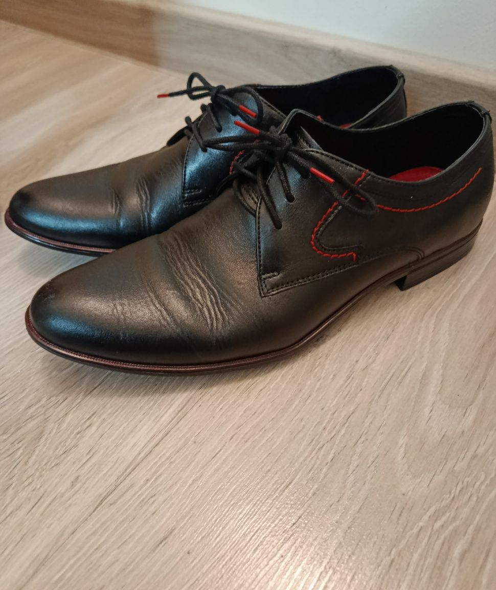 Buty wizytowe czarne z czerwonymi obszyciami