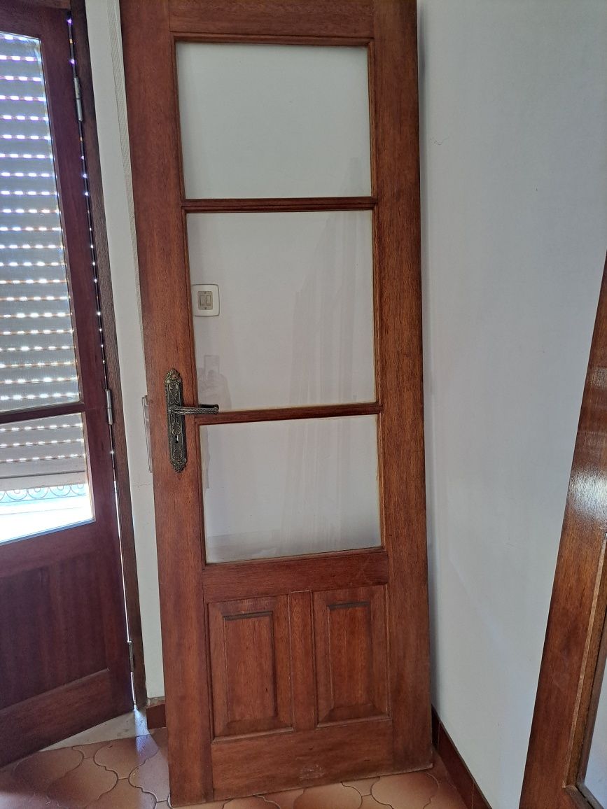 Portas interiores de madeira e vidro