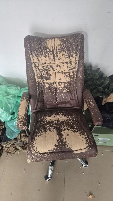 Крісло шкіряне металеве