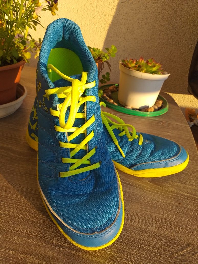 Buty sportowe Kipsta z Decathlon - rozm. 37, dł. wkładki 23.5 cm