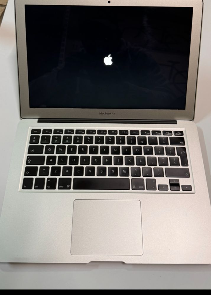 MacBook Air 13-inch  128 gb 8gb DDR3 Monterey