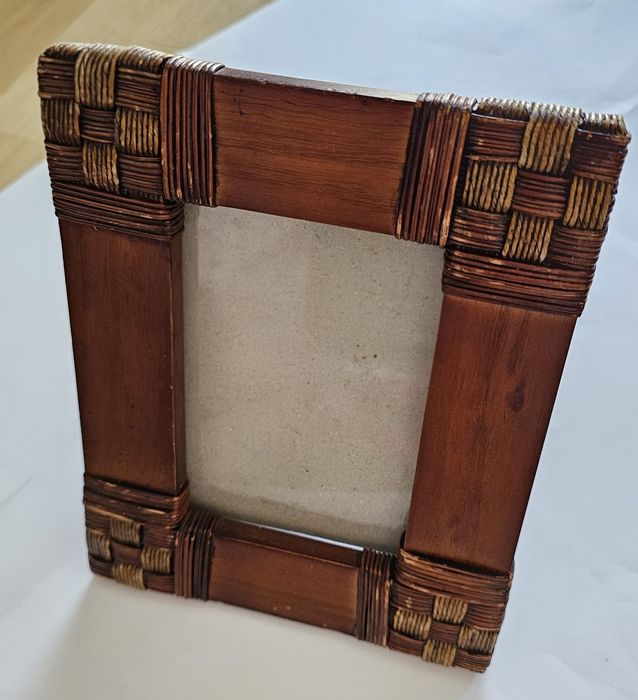 Drewniana ramka vintage z ozdobnym wykończeniem – boho klimat!