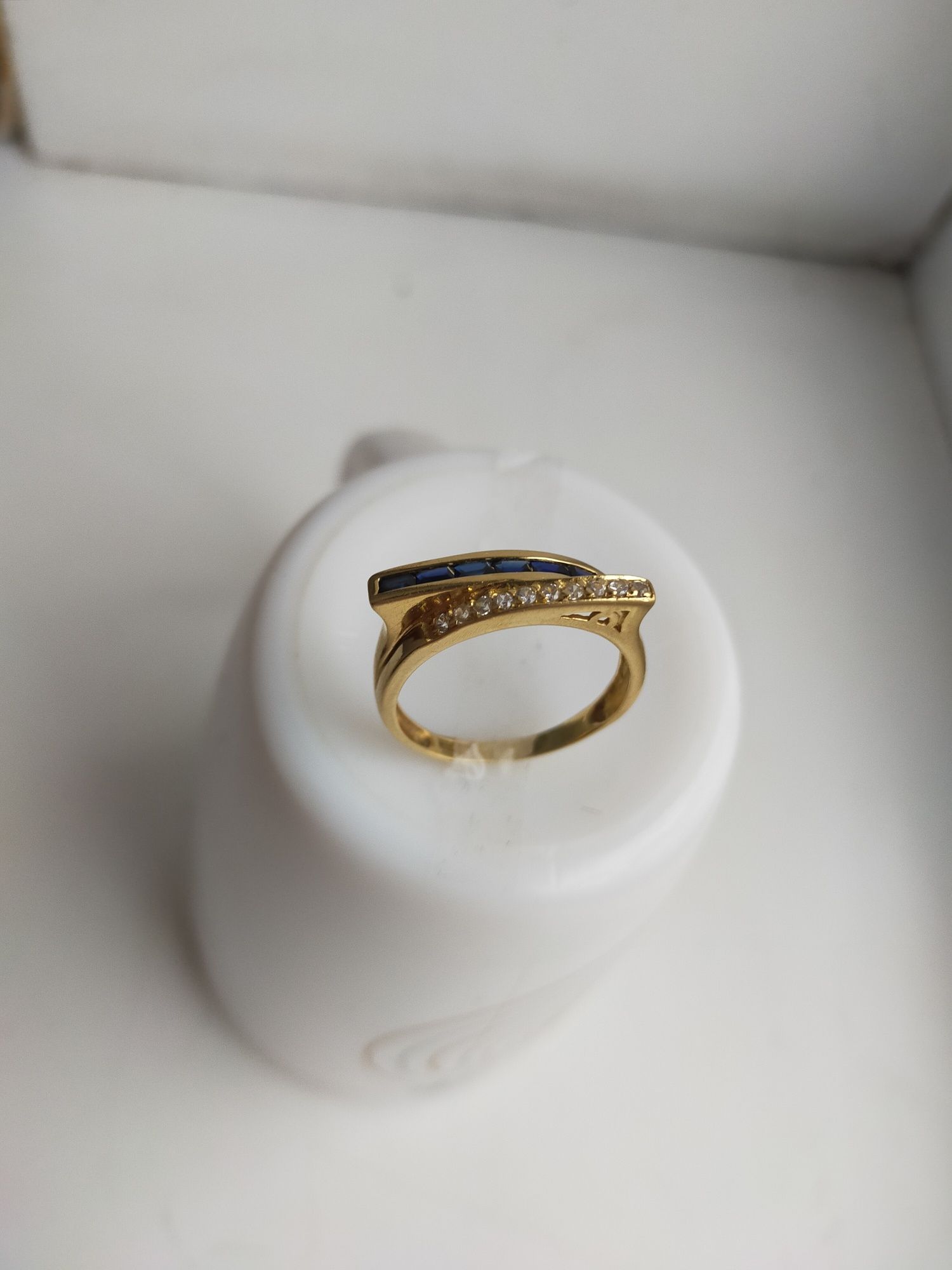 Кольца золотые с бриллиантом и др. камнями
