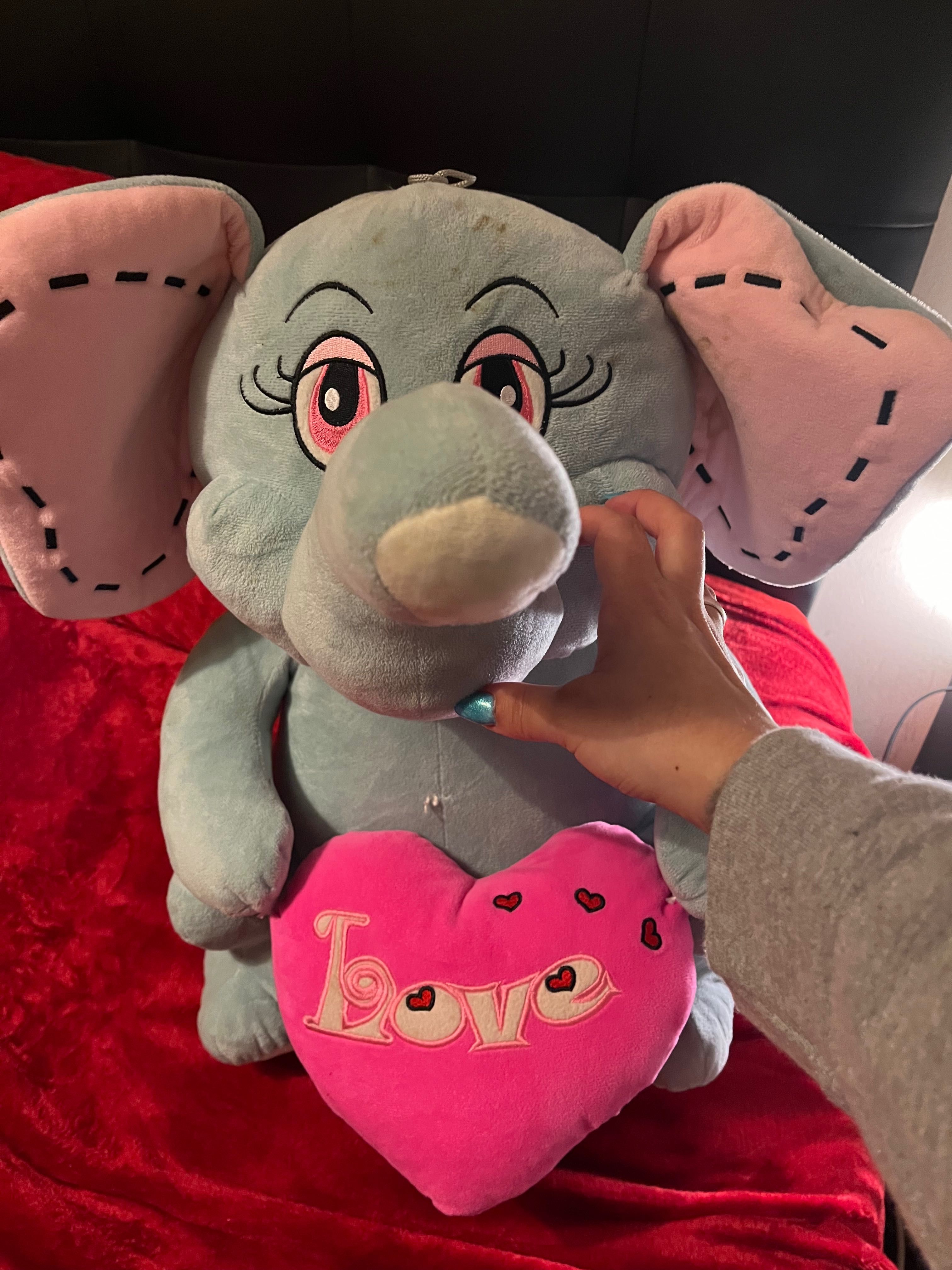 Elefante peluche médio