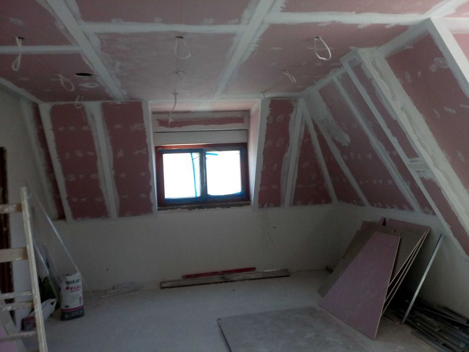 Szpachlowanie, gładzie, cekolowanie, sufity podwieszane, poddasza.