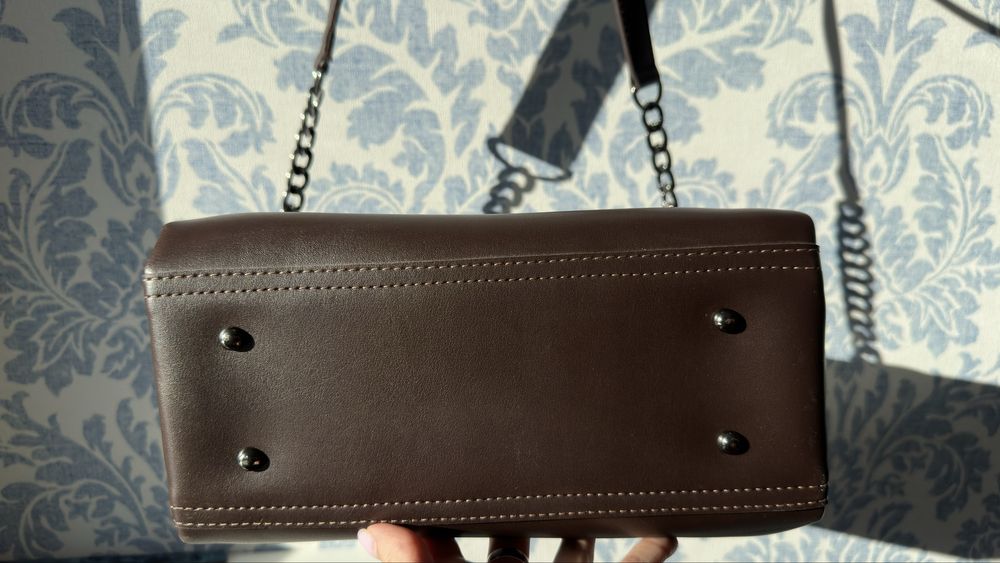 Сумка шоколадного кольору на плече