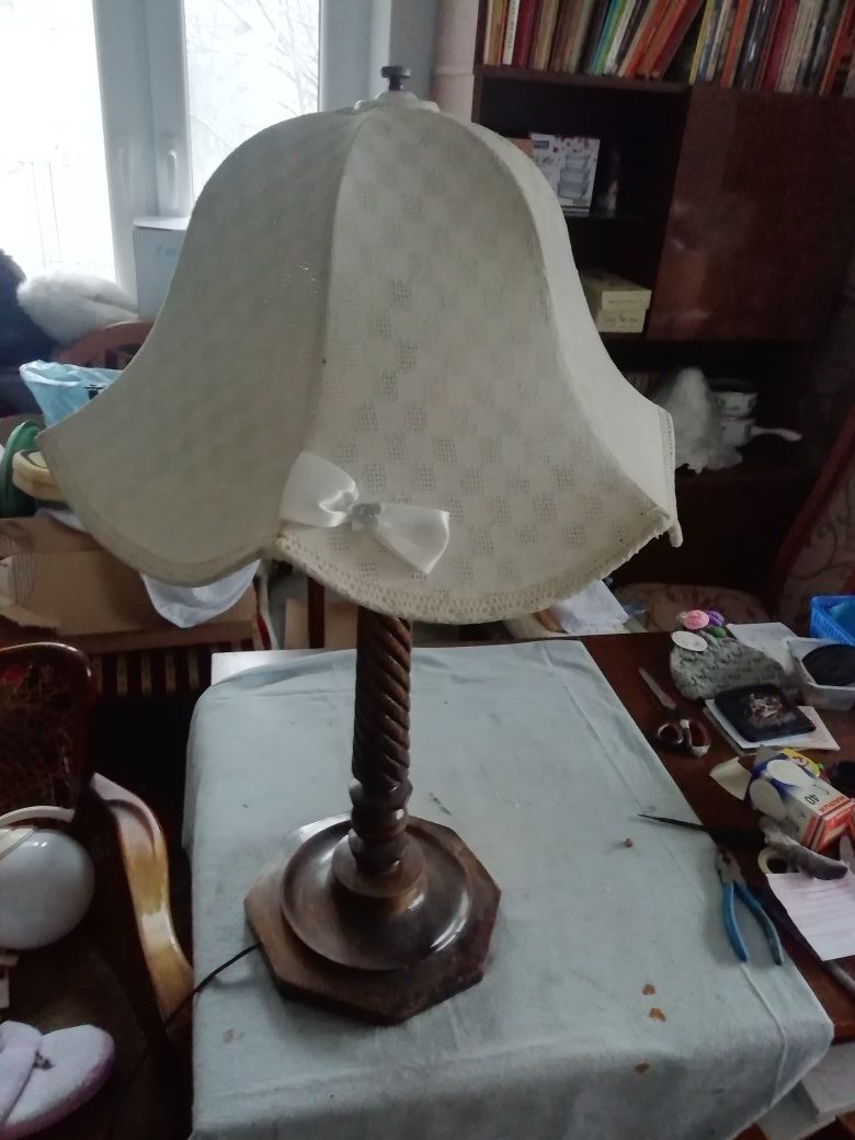 przedwojenna, drewniana lampaz abażurem na biurko