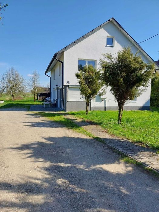 Ładny dom piętrowy z duża malowniczą działką do wynajęcia - ok.Połańca