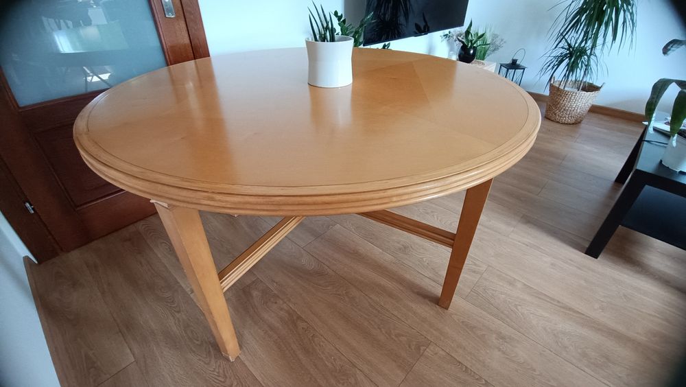 okrągły dębowy stół