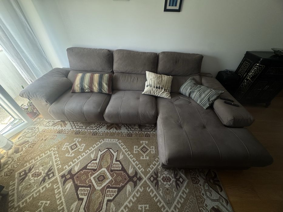 Sofa com chaise Long  300 cm por 160 cm com encostos cabeça regulaveis