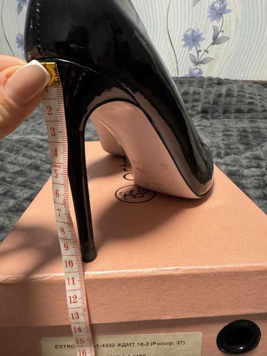 Жіночі туфлі Estro