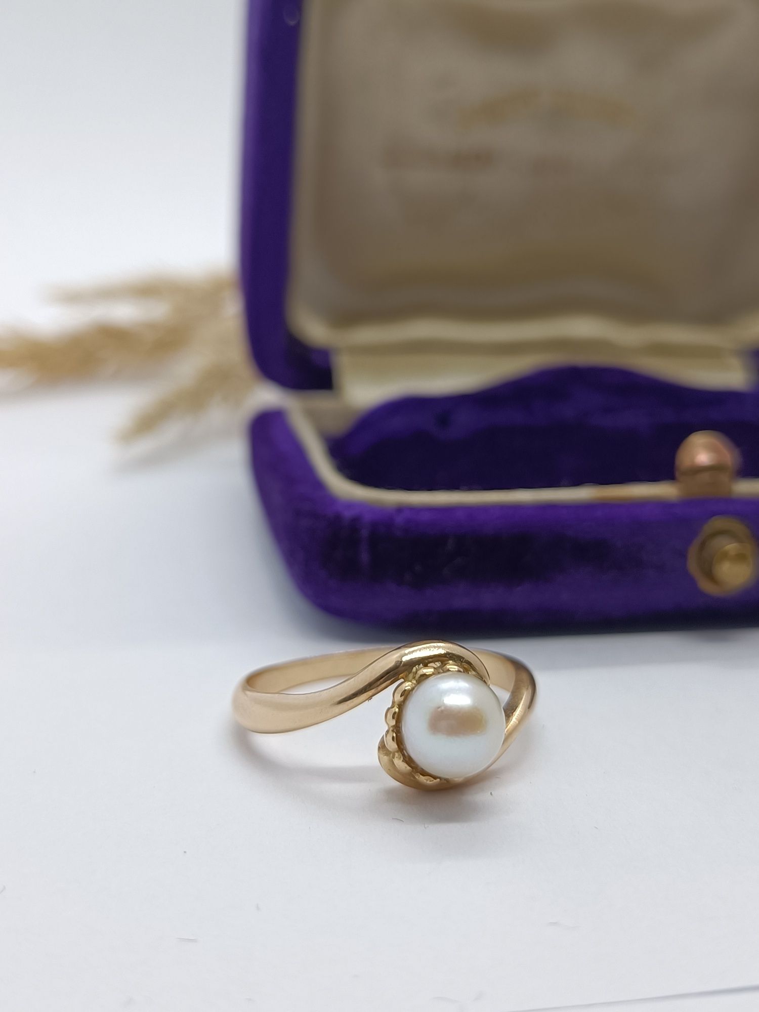 Klasyczny pierścionek z perłą ze złota, złoto pr. 585