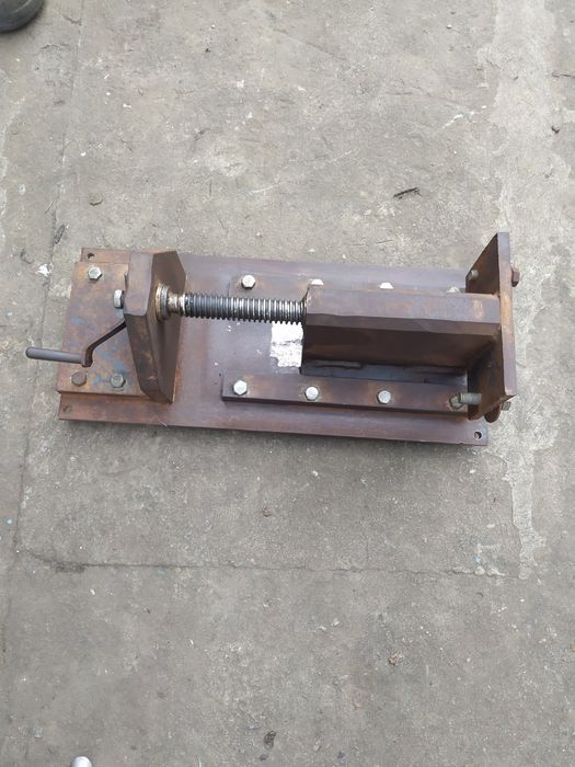 Підйомний механізм для станка з винтом