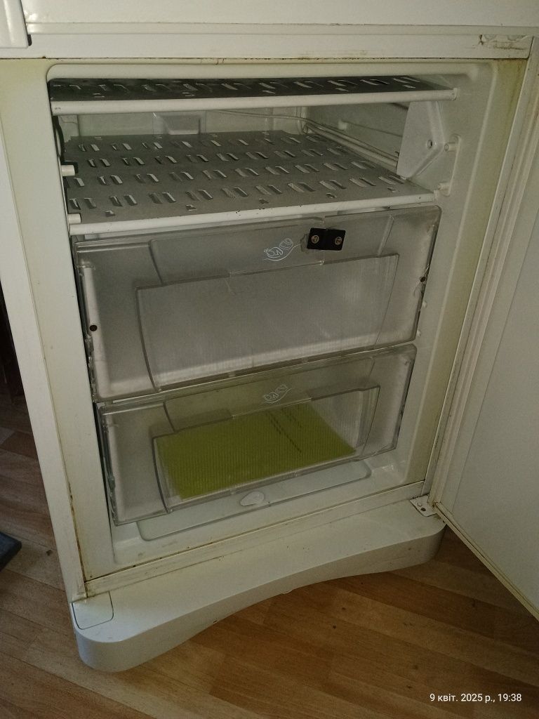 Двухкамерный холодильник Indesit