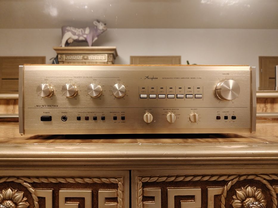 Zadbany złoty wzmacniacz stereo Stereo Accuphase E-206 w świetnym stan