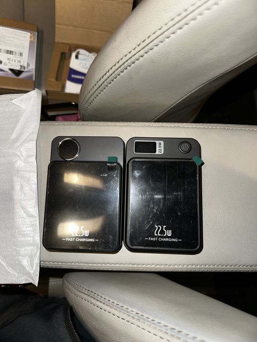 Повер банк з бездротовою зарядкою