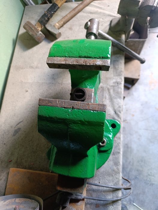 Продам слісарні .