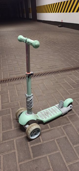Hulajnoga trójkołowa