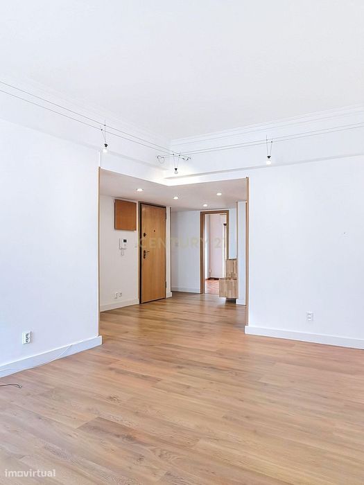 Apartamento Renovado em Miratejo com 3 Quartos e Boa Localização