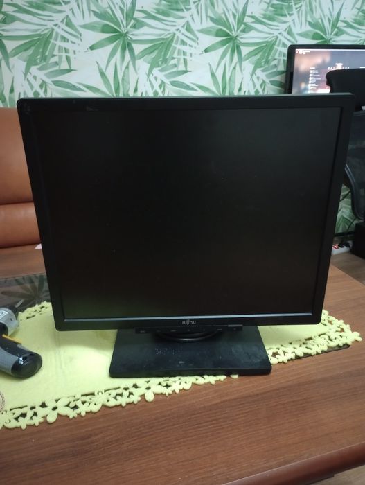 Monitor FUJITSU 19 cali