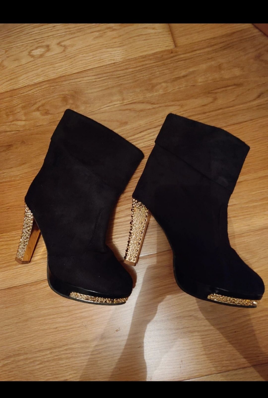 Botas preto e dourado (39)