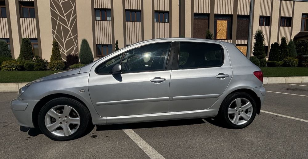 Автомобіль Pegeout 307