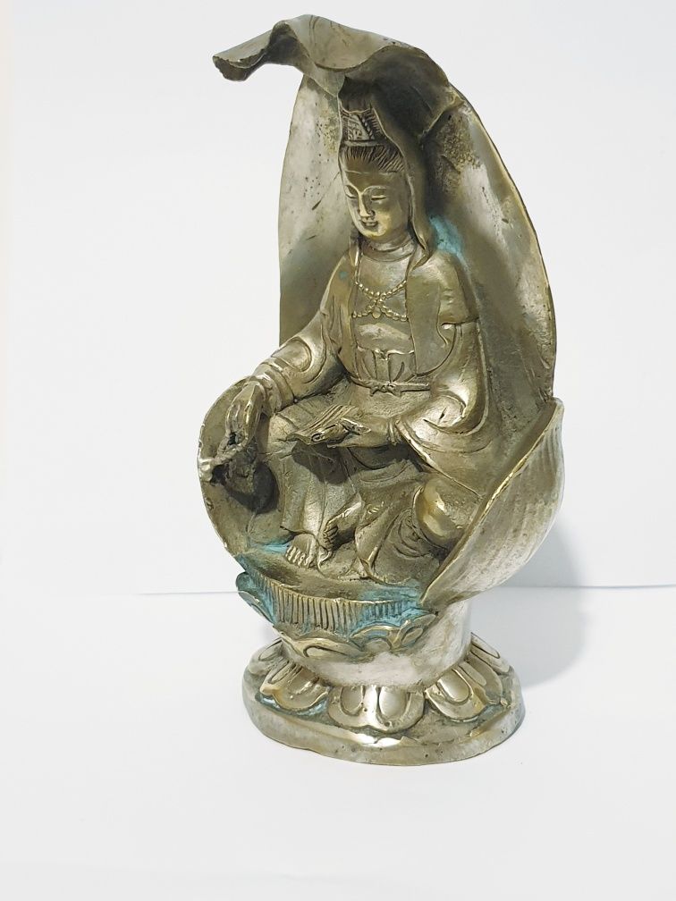 Fantastica antiga escultura asiática- Deusa Guanyin em flor lótuss