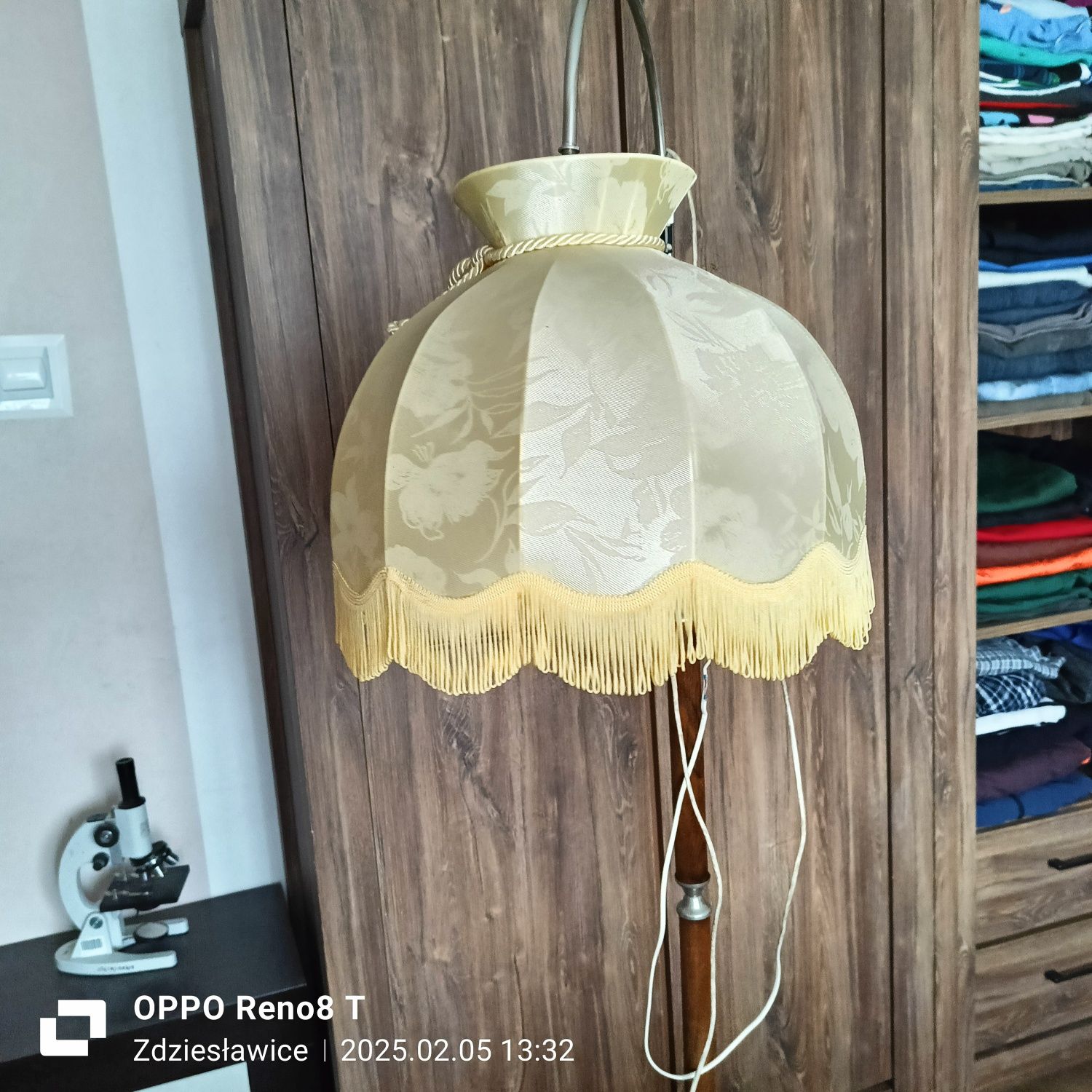 Stojąca lampa nocna z abażurem