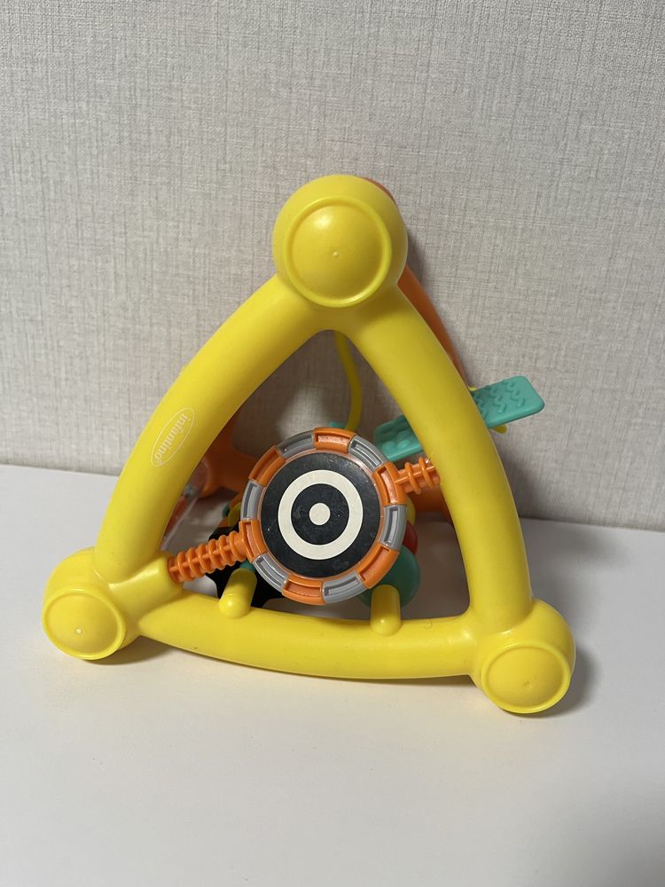 Розвиваюча іграшка  для малят Infantino бізі трикутник моторика кольри