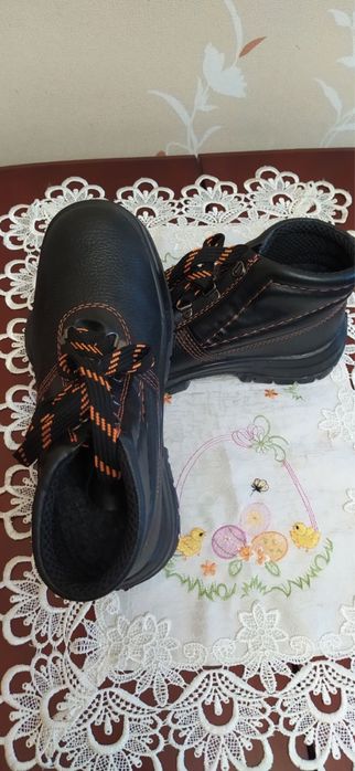 Продаются мужские ботинки