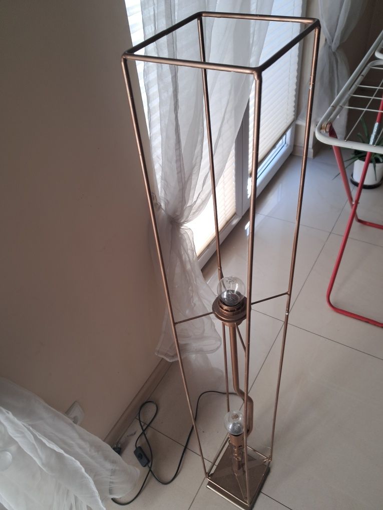 Lampa   stojąca .