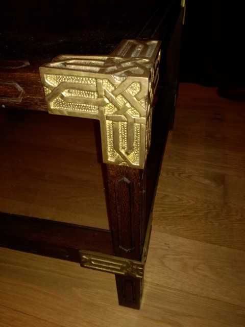 Bonita Mesa de Centro/Apoio em madeira e vidro com aplicações em latão