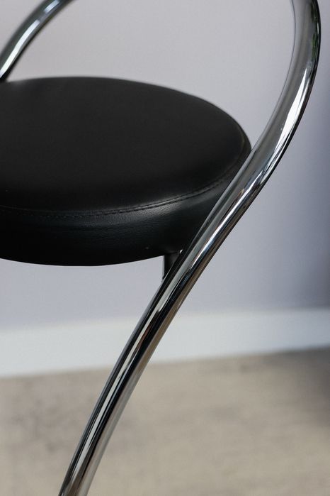 Hokery z chromowaną ramą, okrągły stolik z blatem ze szkła hartowanego