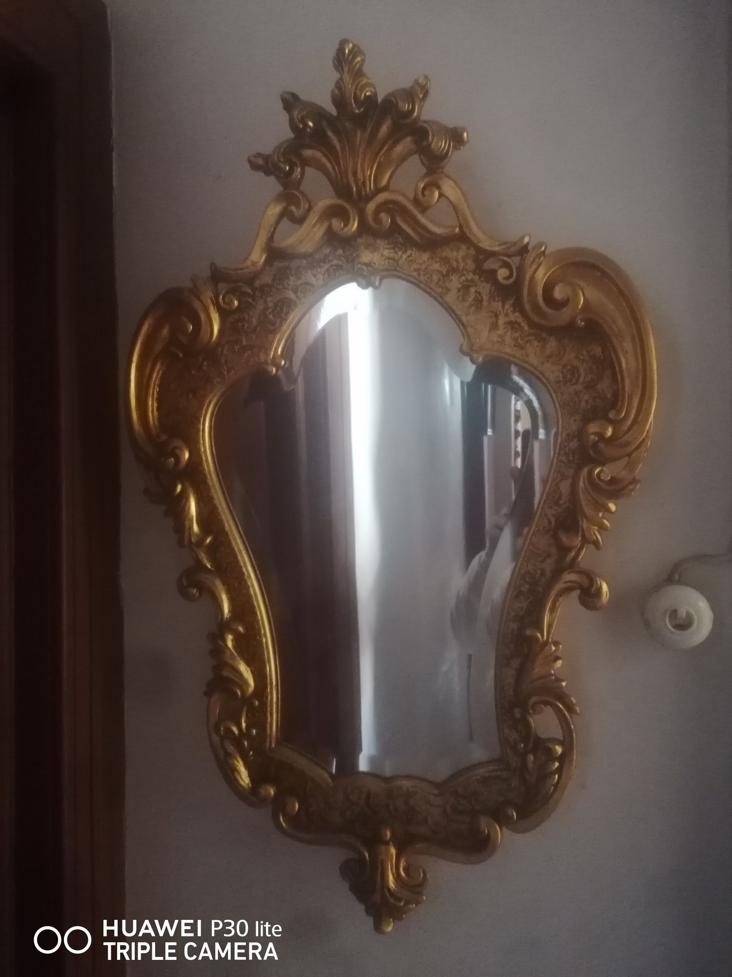 Espelho vintage em madeira talhada