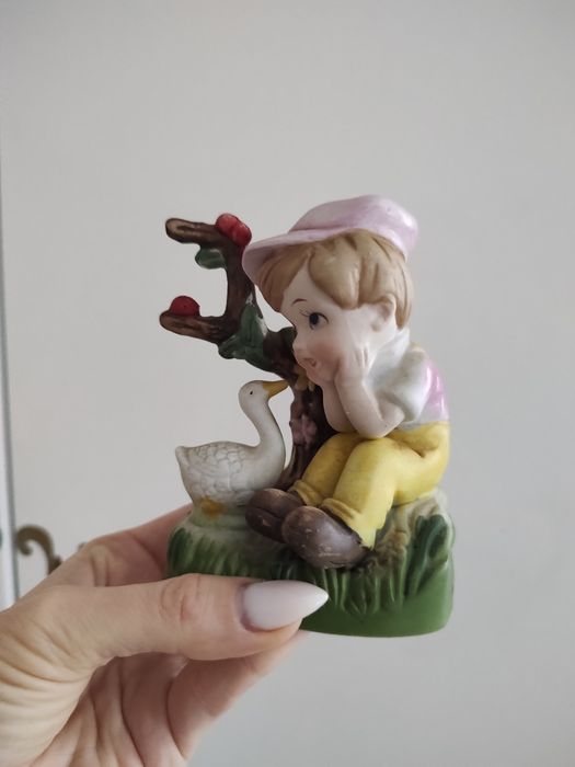 Вінтажний телефон скринька та статуетки