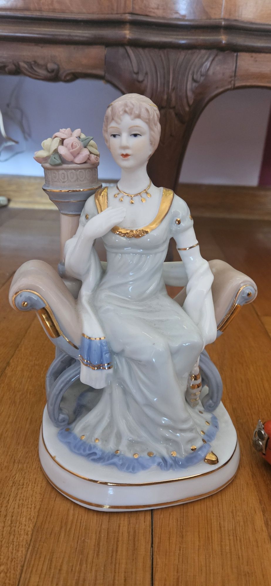 Porcelanowa figurka kobiety