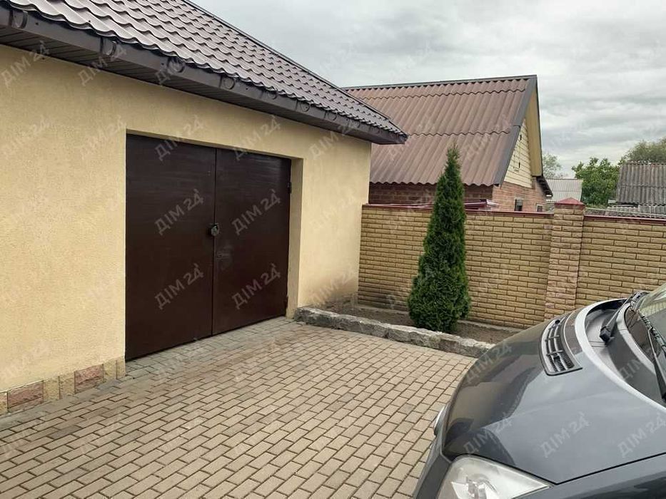 Просторий двоповерховий будинок на Подолі