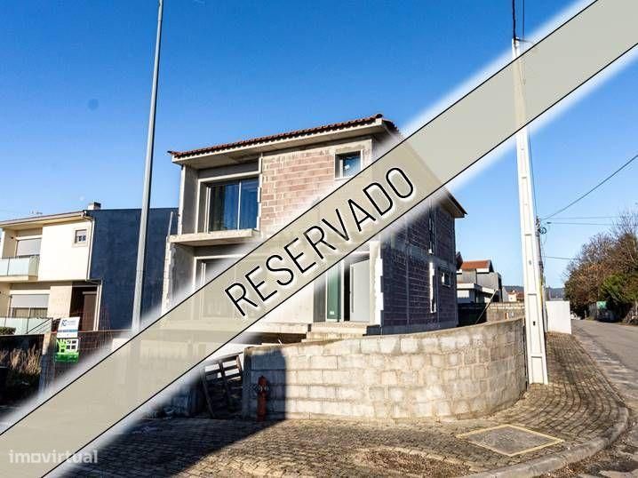 Moradia de gaveto em estado de obra avançada em Turiz, Vila Verde