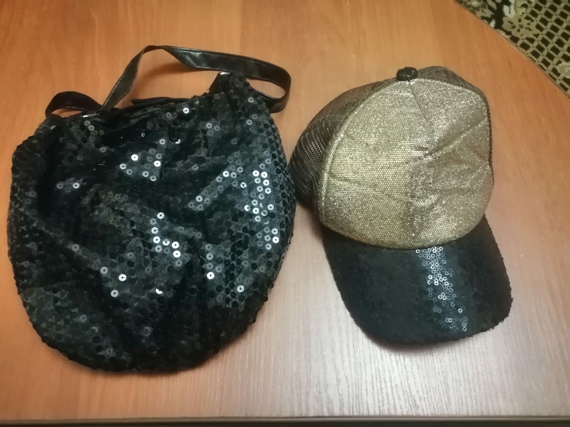 Сумка і кепка за все.