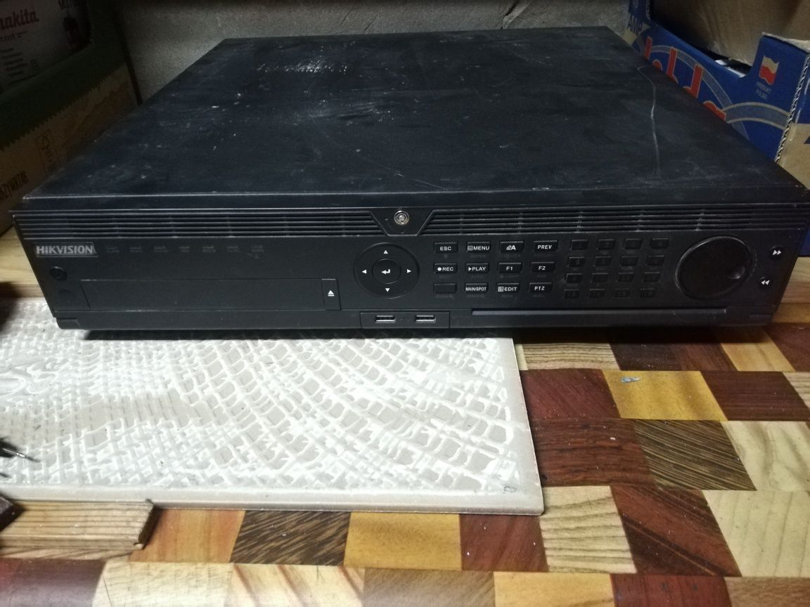 4x Hikvision rejestratory