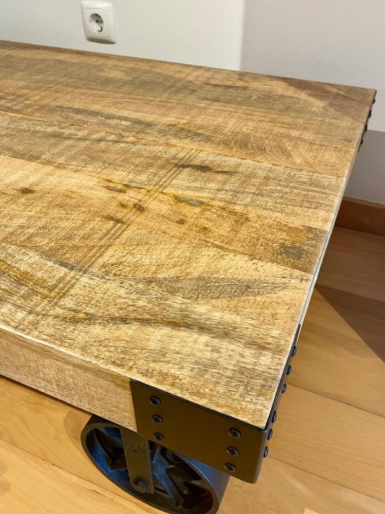 Mesa em madeira maçica