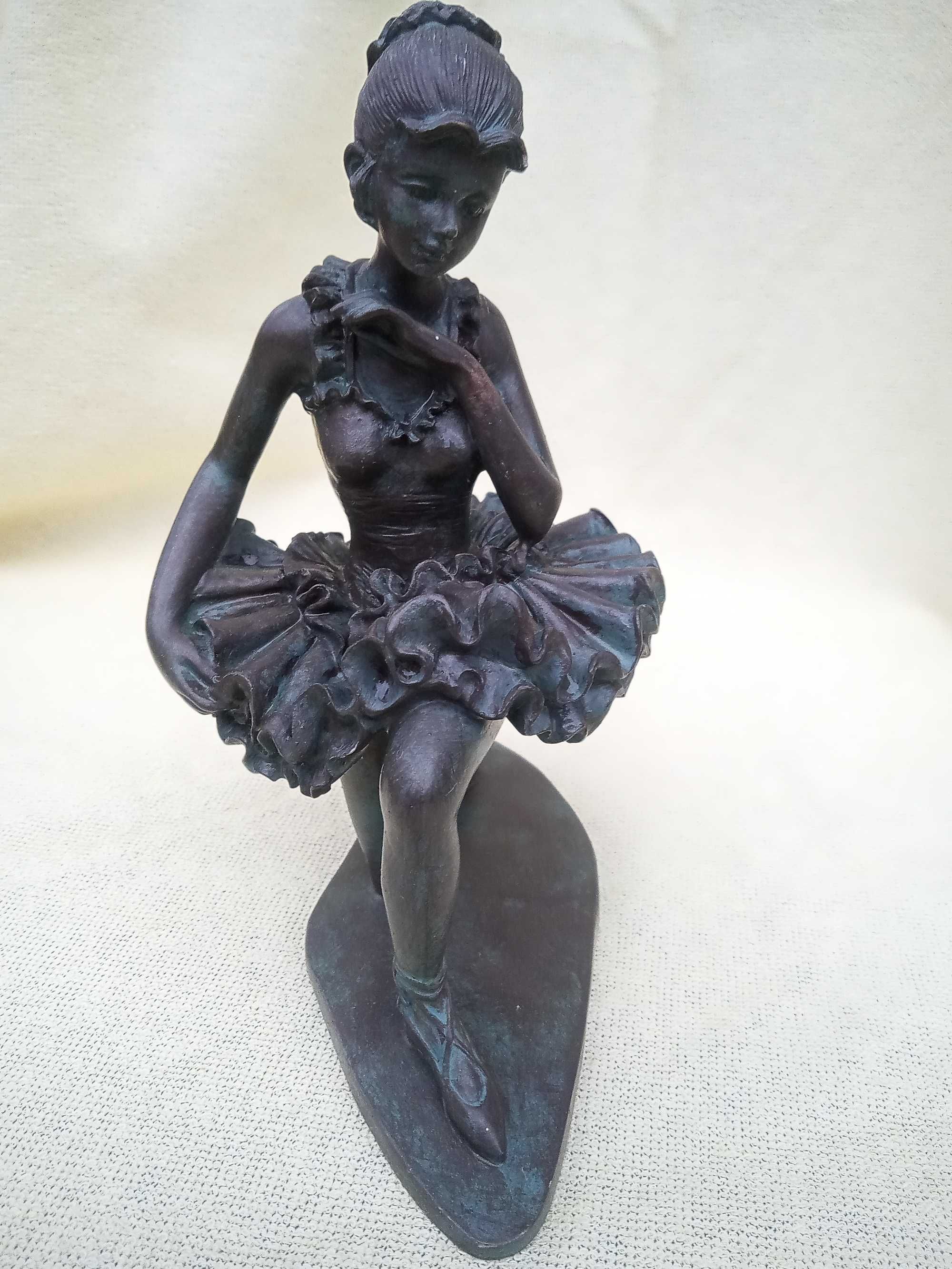 Figura rzeżba małej baletnicy tancerki odlew z żywicy 15 cm