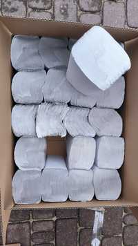 Białe ręczniki papierowe składane w Z