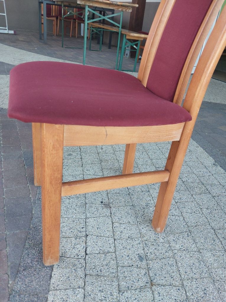 Bordowe krzesła drewniane