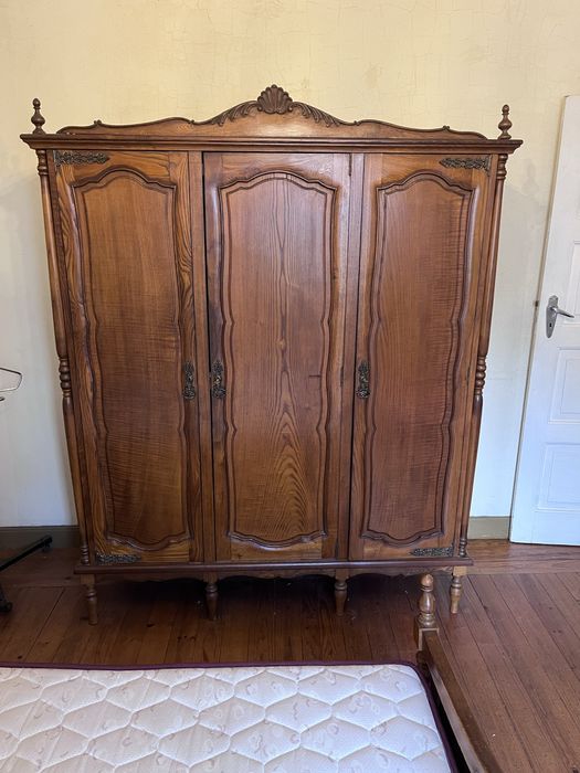 Cama com mesas de cabeceira