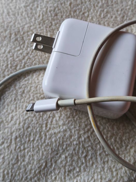 Carregador de parede USB-C da Apple com 30W de potência.